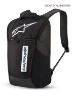 Alpinestars Defcon V3 rygsæk, 13,6L sportswear-hverdagsrygsæk i sort og hvid med trykt Astars-logo og branding, forlomme med lynlås og polstrede skulderstropper.