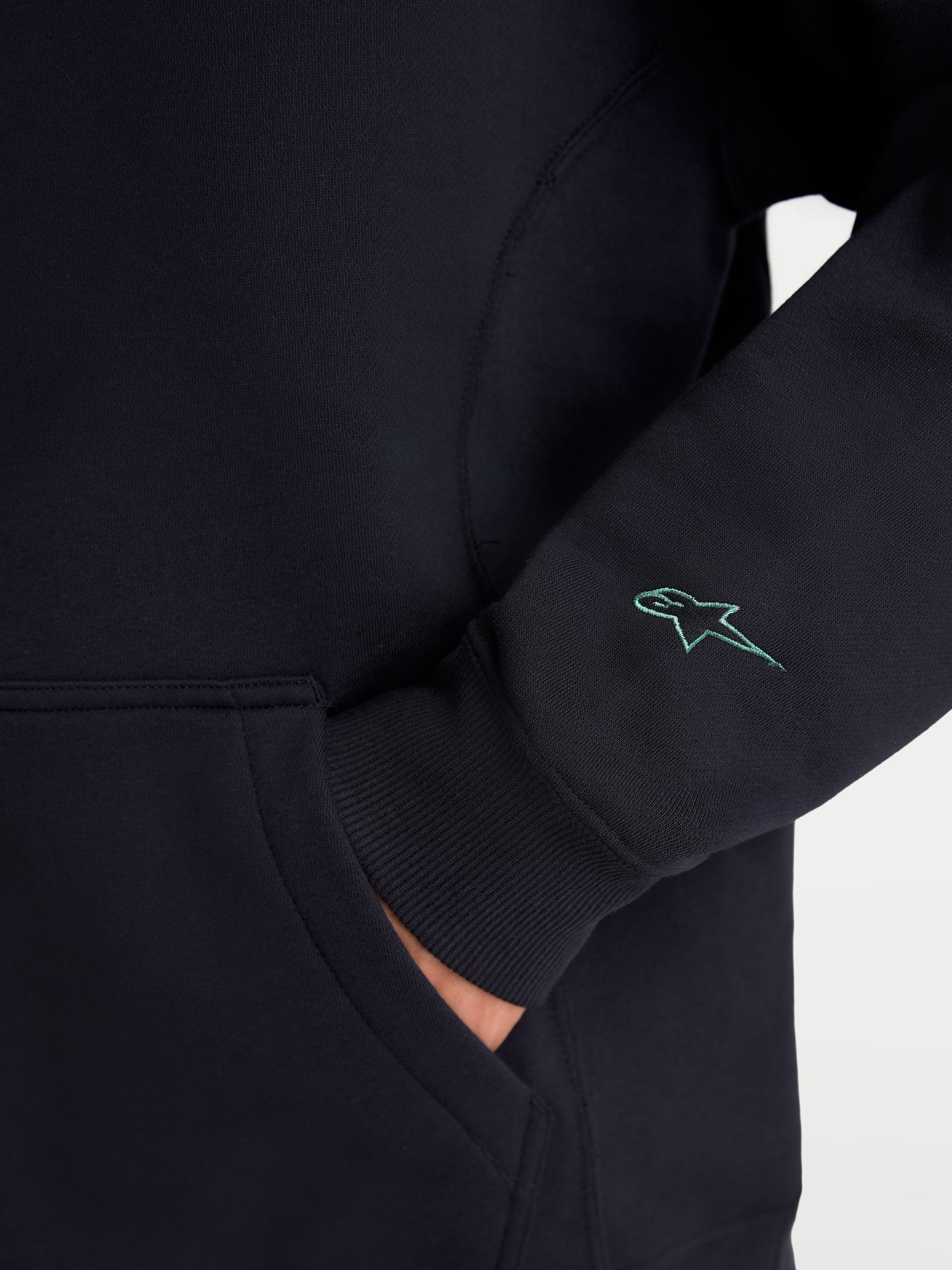 Alpinestars Guise Oversized Crew, sort fleecepullover med broderet Astars-logo på ærmet, detalje med ribmanchetter og kængurulomme, afslappet oversized pasform, motorsportstøj.