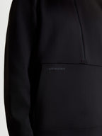 Alpinestars Apera Half-Zip Sweatshirt, sort unisex sportswear-sweatshirt, tætbillede af tonalt HD-logotryk på kængurulommen og detalje med halv lynlås, premium tri-blend fleece-konstruktion.