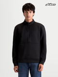 Alpinestars Apera Half-Zip Sweatshirt, sort sportsweartrøje med halv lynlås og kængurulomme, set forfra båret af mandlig model