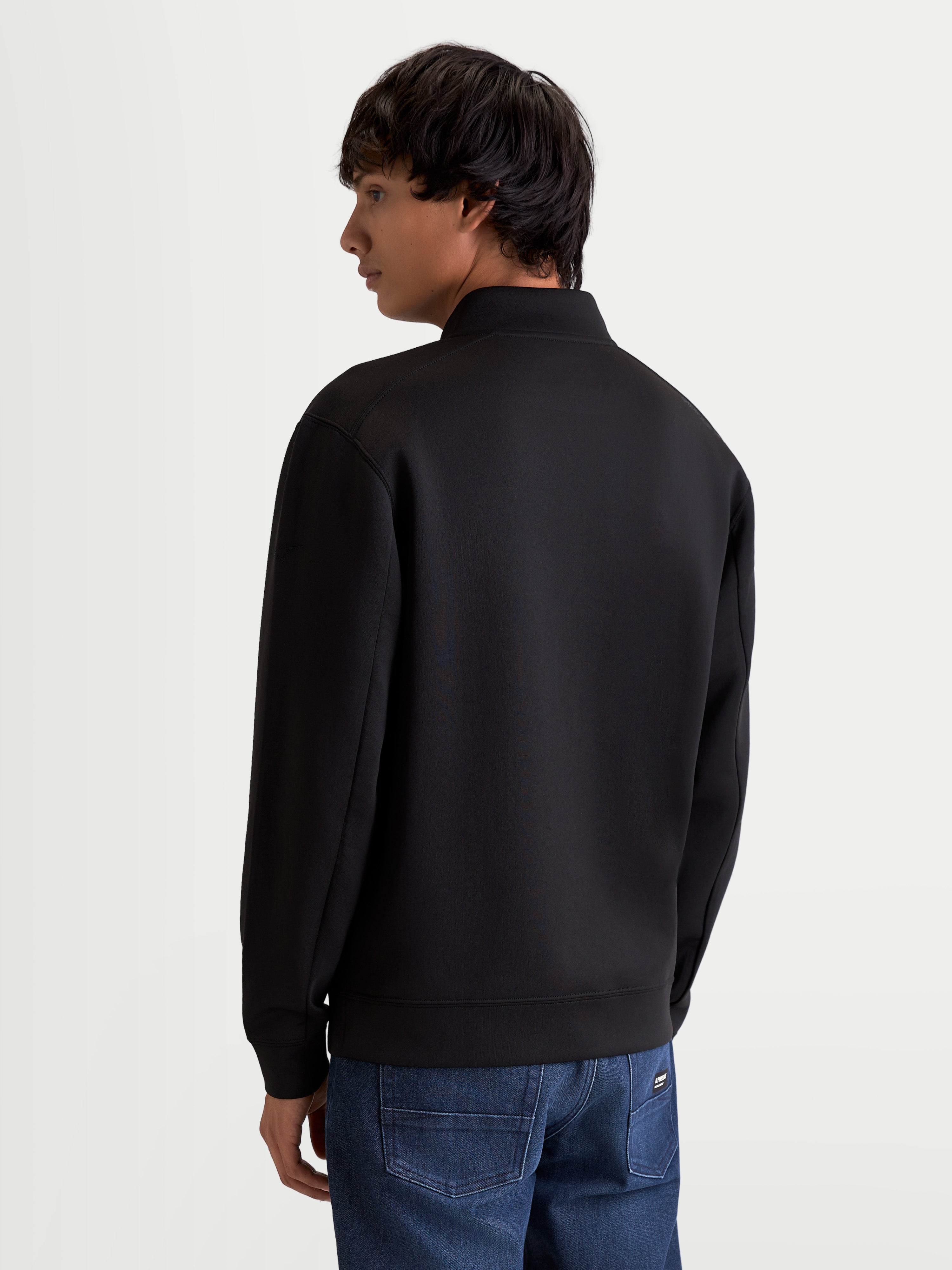 Alpinestars Apera Half-Zip sweatshirt, motorsport-inspireret sportswear-pullover til herrer, sort, førsteklasses tri-blend double-face fleece, set bagfra på model med raffinerede ærmesømme og rent lifestyle-fit.