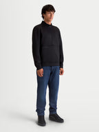 Alpinestars Apera Half-Zip Sweatshirt, premium motorsport-inspireret pullover sportstøj, unisex, sort, tri-blend fleece-konstruktion med halv lynlås-lukning og kængurulomme, vist på model.