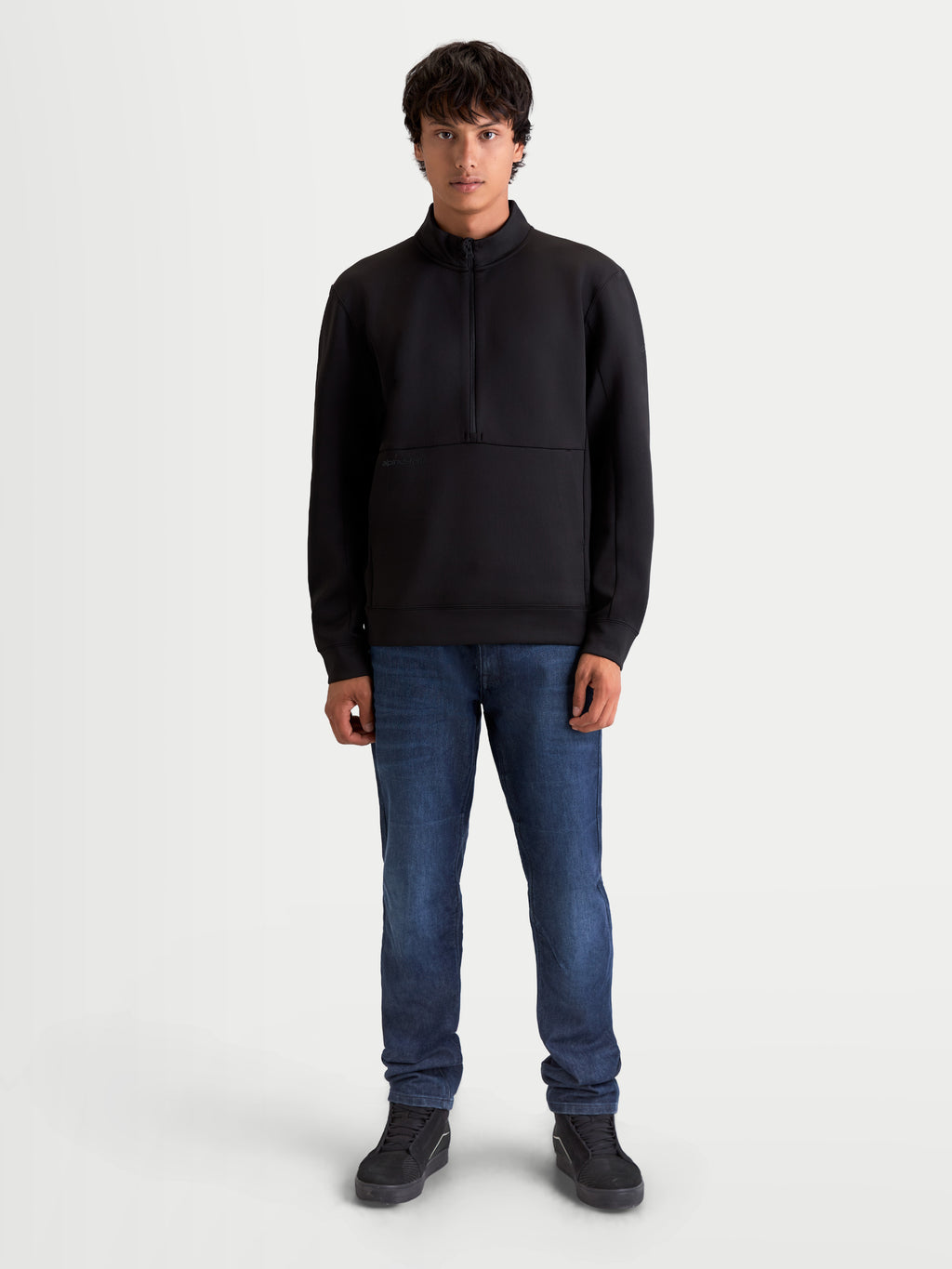 Alpinestars Apera Half-Zip sweatshirt, herre-sportswear pullover i sort, med kængurulomme og halv lynlås, motorsport-inspireret design til hverdagsbrug, premium tri-blend fleece.