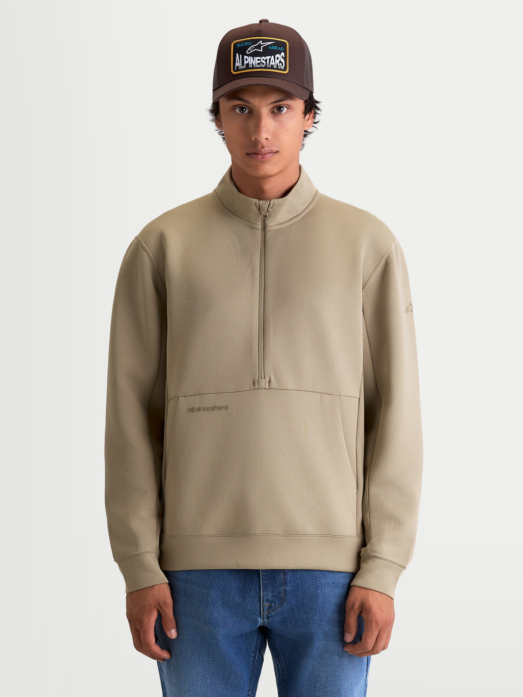 Alpinestars Apera Half-Zip Sweatshirt, beige herre-sweatshirt med halvlynlås og kængurulomme, afslappet motorsport-inspireret sportstøj, mand iført pullover i tri-blend fleece med tonalt logo