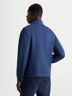 Alpinestars Apera Half-Zip Sweatshirt, herre-sportswearsweatshirt i stålblå, tri-blend fleece-konstruktion, set bagfra på model med raffinerede ærmesømme og et rent motorsport-inspireret design.