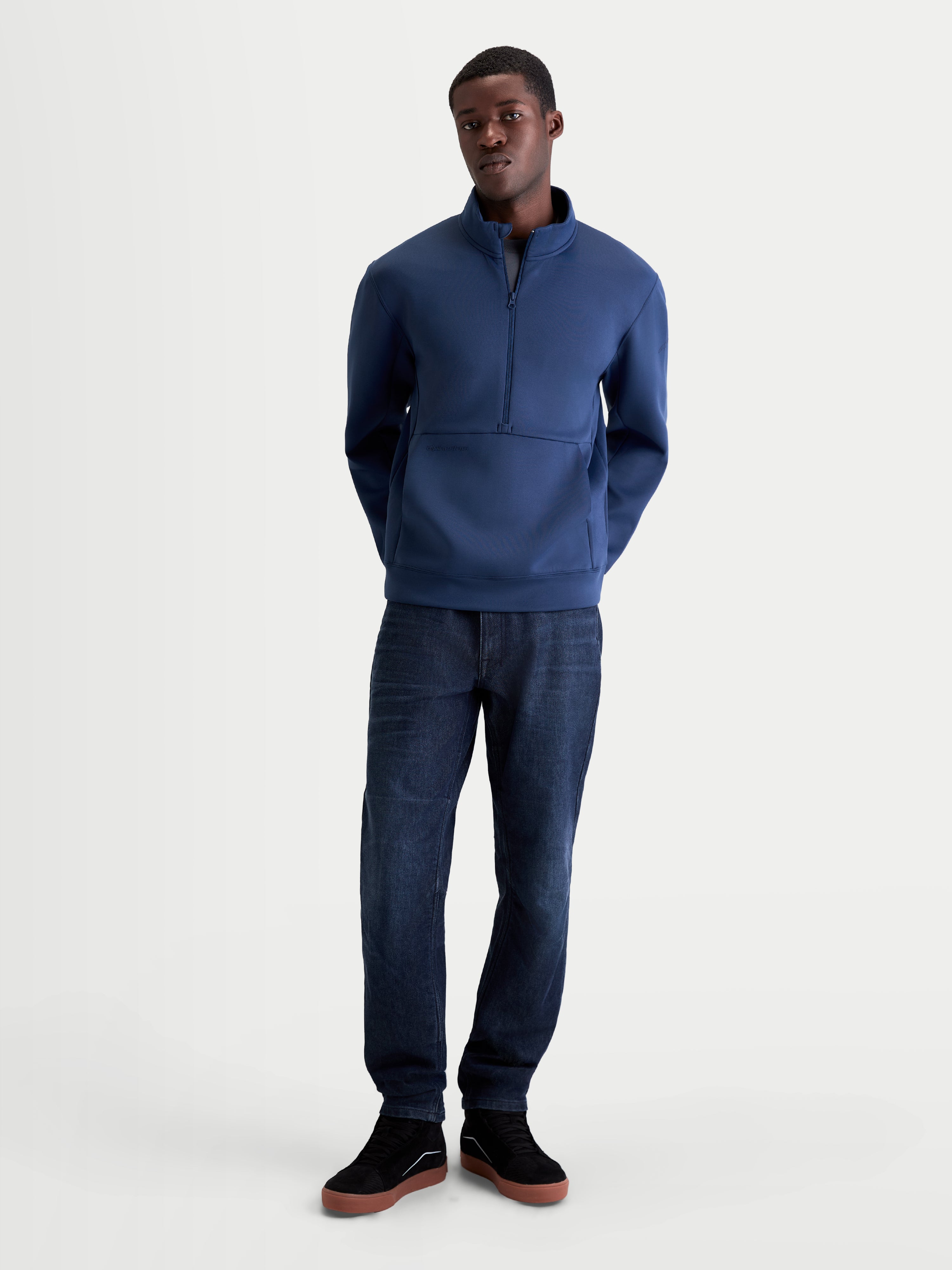 Alpinestars Apera Half-Zip sweatshirt, herre-sportswear pullover, blå, designet med halv lynlås, kængurulomme og høj krave, motorsport-inspireret stil i blødt fleece-materiale.