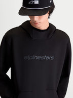 Alpinestars Datrix Hættetrøje, sort pullover-hættetrøje i tri-blend dobbeltsidet fleece, tonalt HD-logo på brystet og mesh-foret hætte, on-model forfra, casual motorsport-inspireret sportstøj.