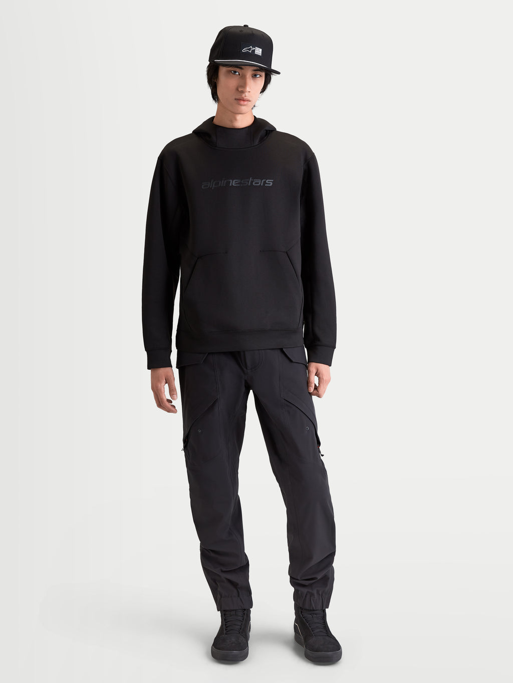 Alpinestars Datrix hættetrøje, herre pullover-hættetrøje, sort, med tonale HD-logoer, mesh-foret hætte og tri-blend dobbeltsidet fleece-konstruktion, motorsport-inspireret afslappet stil vist på model.