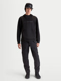Alpinestars Datrix hættetrøje, herre pullover-hættetrøje, sort, med tonale HD-logoer, mesh-foret hætte og tri-blend dobbeltsidet fleece-konstruktion, motorsport-inspireret afslappet stil vist på model.