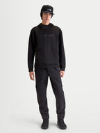 Alpinestars Datrix hættetrøje, herre pullover-hættetrøje, sort, med tonale HD-logoer, mesh-foret hætte og tri-blend dobbeltsidet fleece-konstruktion, motorsport-inspireret afslappet stil vist på model.