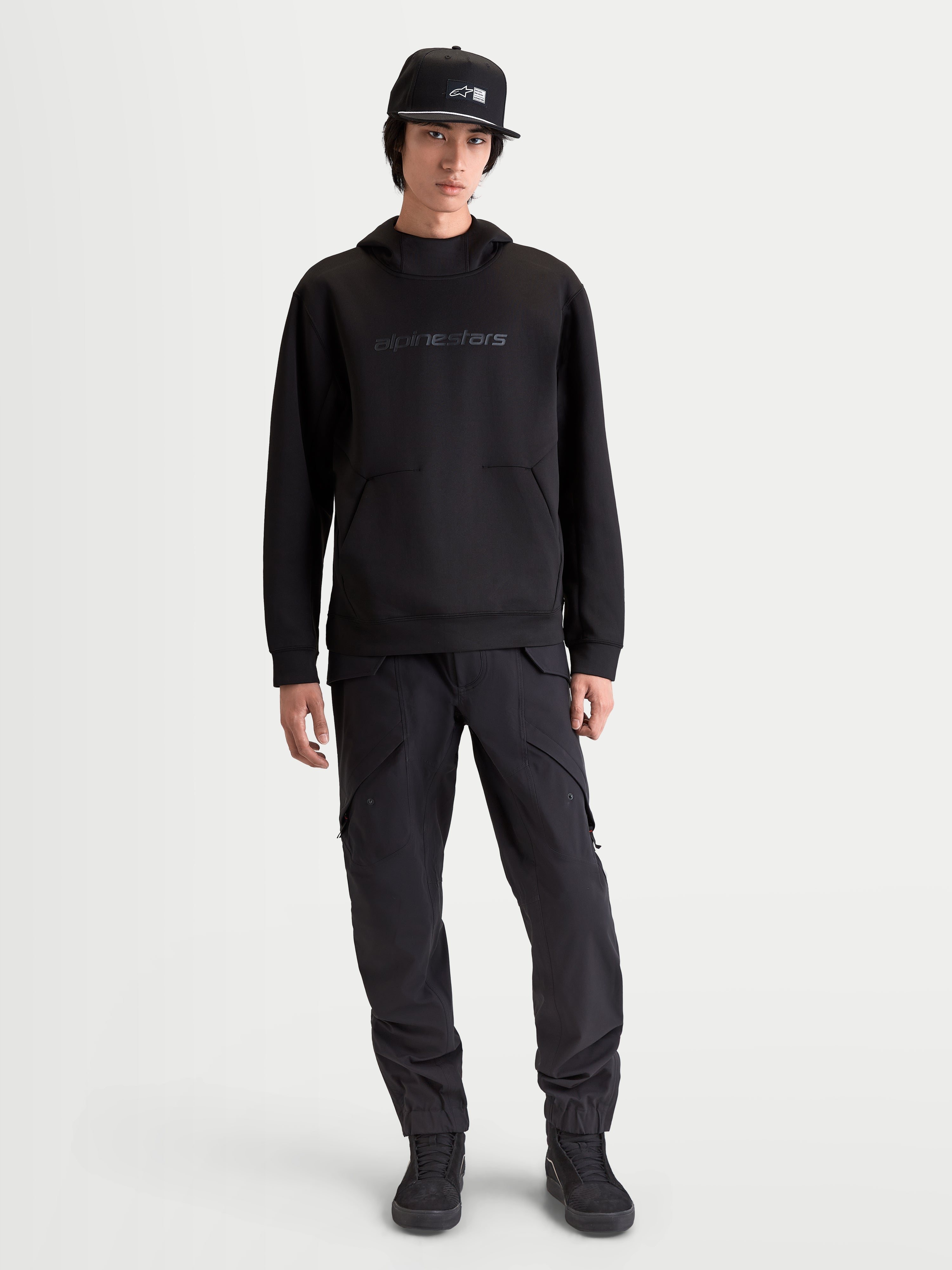 Alpinestars Datrix hættetrøje, herre pullover-hættetrøje, sort, med tonale HD-logoer, mesh-foret hætte og tri-blend dobbeltsidet fleece-konstruktion, motorsport-inspireret afslappet stil vist på model.