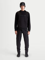 Alpinestars Datrix hættetrøje, premium sportstøj pullover til herre, sort, med tonal HD Alpinestars branding, tri-blend dobbeltsidet fleece og lomme med indsnitsdetalje, vist på model for en motorsport-inspireret hverdagsstil.