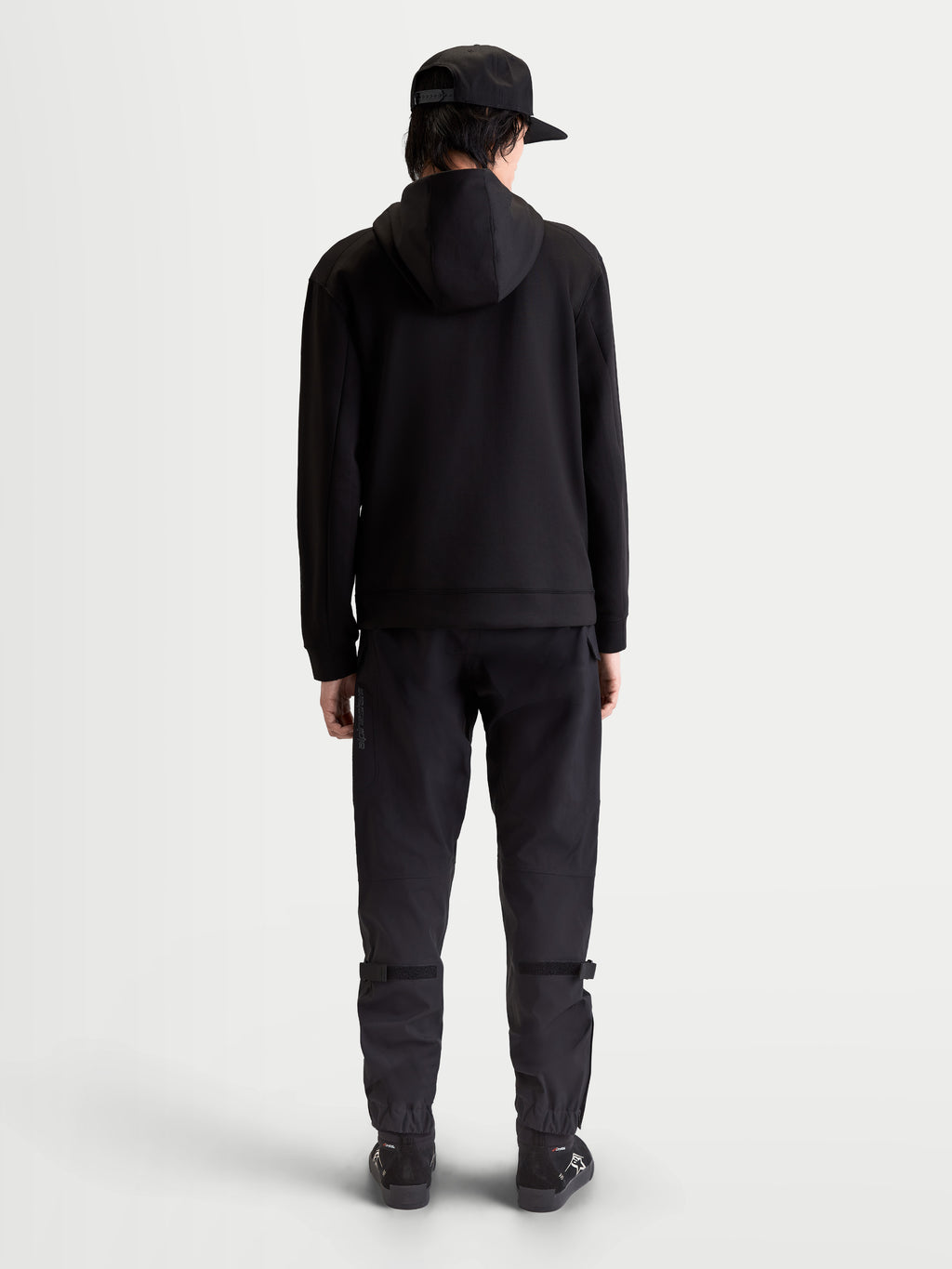 Alpinestars Datrix hættetrøje, premium sportstøj pullover, sort, set bagfra på model, tri-blend dobbeltsidet fleece med mesh-foret hætte og motorsport-inspireret stil.