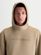 Alpinestars Datrix Hættetrøje, pullover-hættetrøje i brun, front-nærbillede af model med hætten oppe, tonalt Alpinestars-logo på brystet, premium tri-blend fleece, afslappet motorsports-inspireret sportstøj.