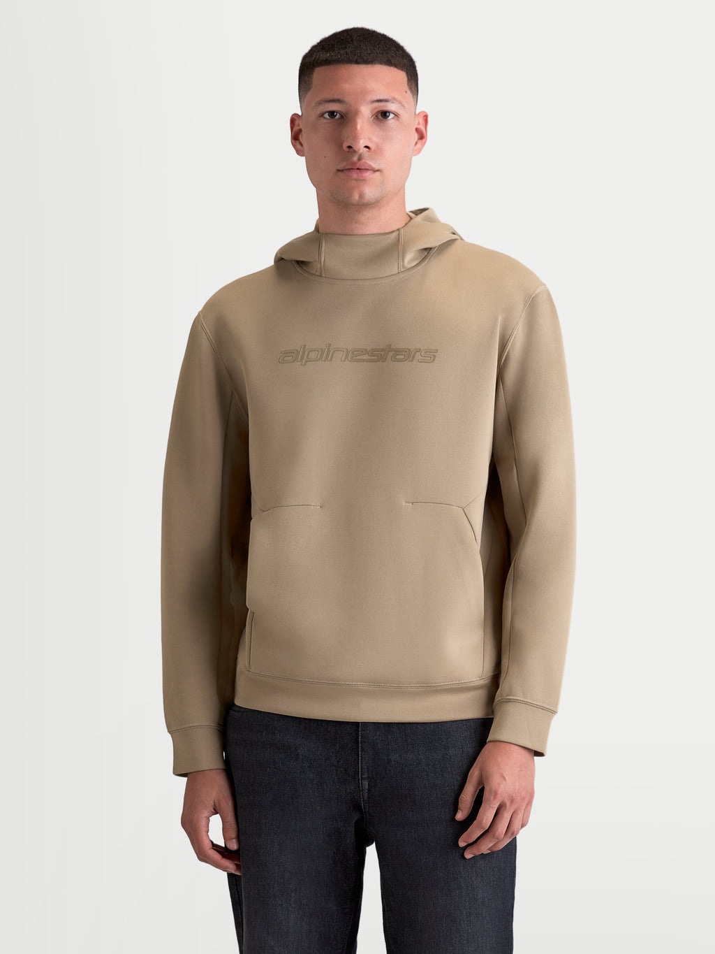 Alpinestars Datrix Hættetrøje, premium motorsport-inspireret sportswear pullover, brun, med tonalt logo, mesh-foret hætte og blød tri-blend fleece-konstruktion, vist på model