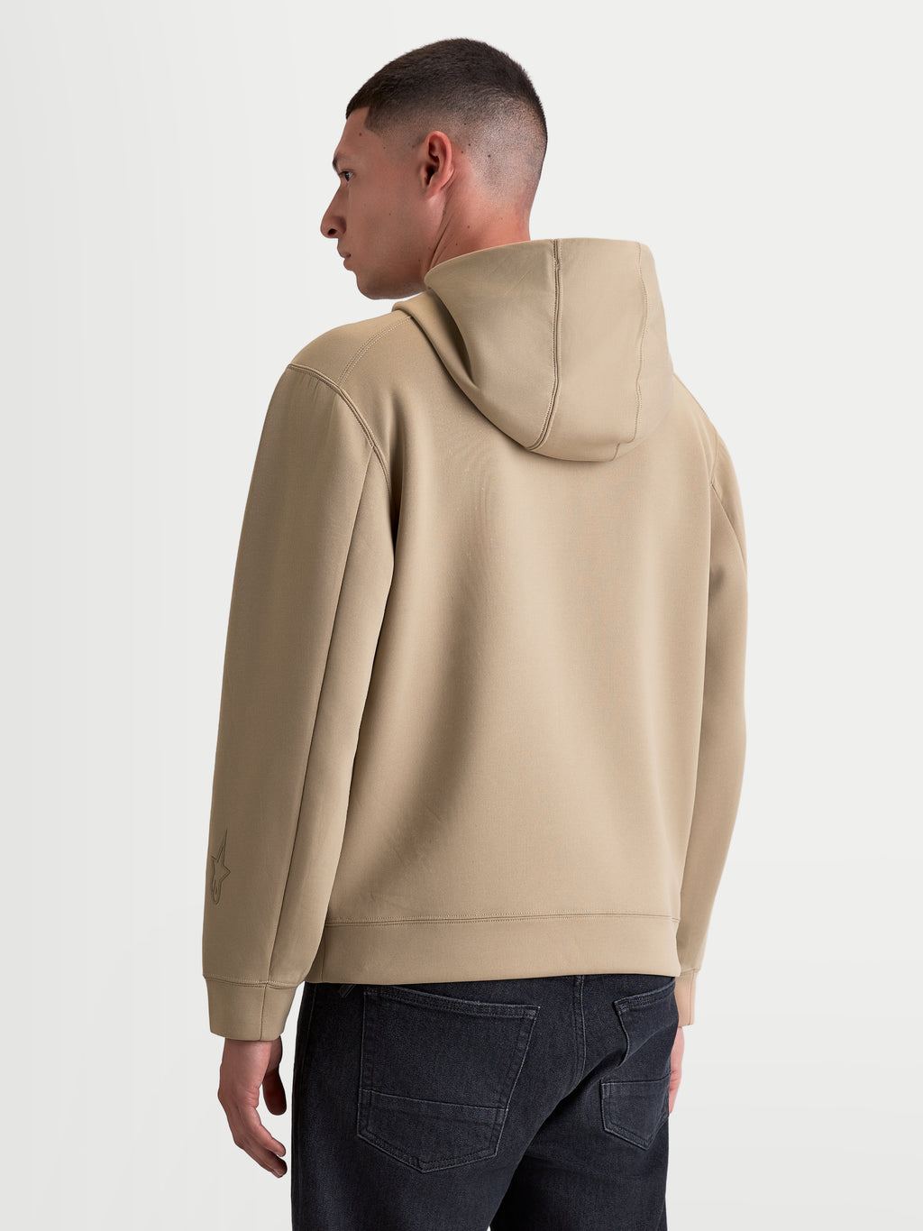 Alpinestars Datrix hættetrøje, motorsport-inspireret sportswear pullover til herrer, brun, dobbeltsidet fleece med mesh-foret hætte og tonale logoer, set bagfra på model