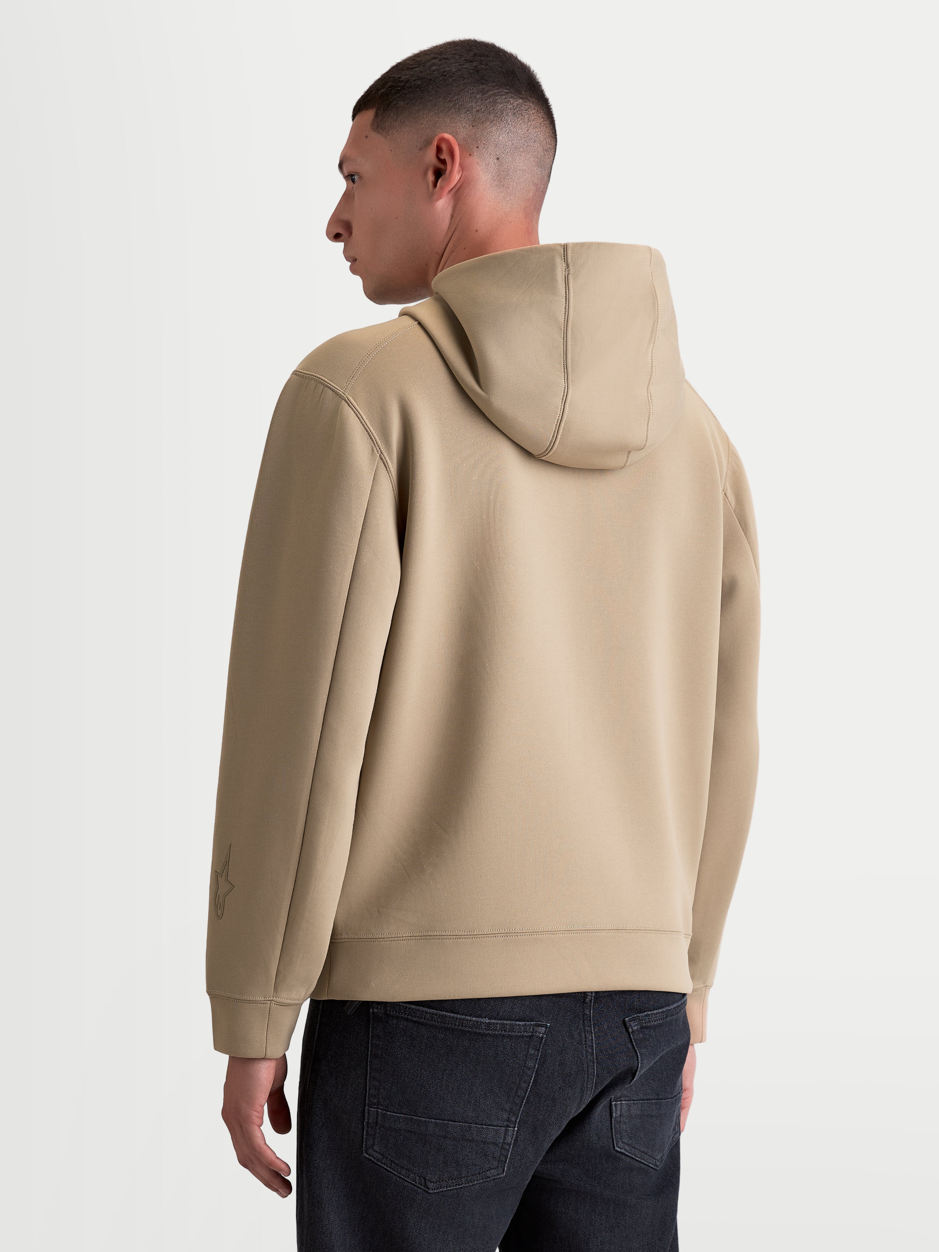 Alpinestars Datrix hættetrøje, motorsport-inspireret sportswear pullover til herrer, brun, dobbeltsidet fleece med mesh-foret hætte og tonale logoer, set bagfra på model