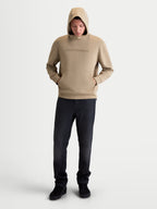 Alpinestars Datrix Hættetrøje, motorsportsinspireret pullover til herre og dame, brun, modelbillede med mesh-foret hætte, tonalt HD-logo på brystet og lomme med indsnit, blød dobbeltsidet fleece.