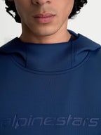 Alpinestars Datrix hættetrøje, nærbillede af det tonale HD-logo på brystet og den mesh-forede hætte, blå, tri-blend dobbeltsidet fleece, motorsport-inspireret sportstøj.