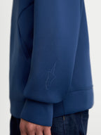 Alpinestars Datrix Hættetrøje, premium sportswear pullover i blå, nærbillede af ærmet med et tonalt HD Alpinestars-logo, fremstillet i blød dobbeltsidet fleece til afslappet hverdagsbrug