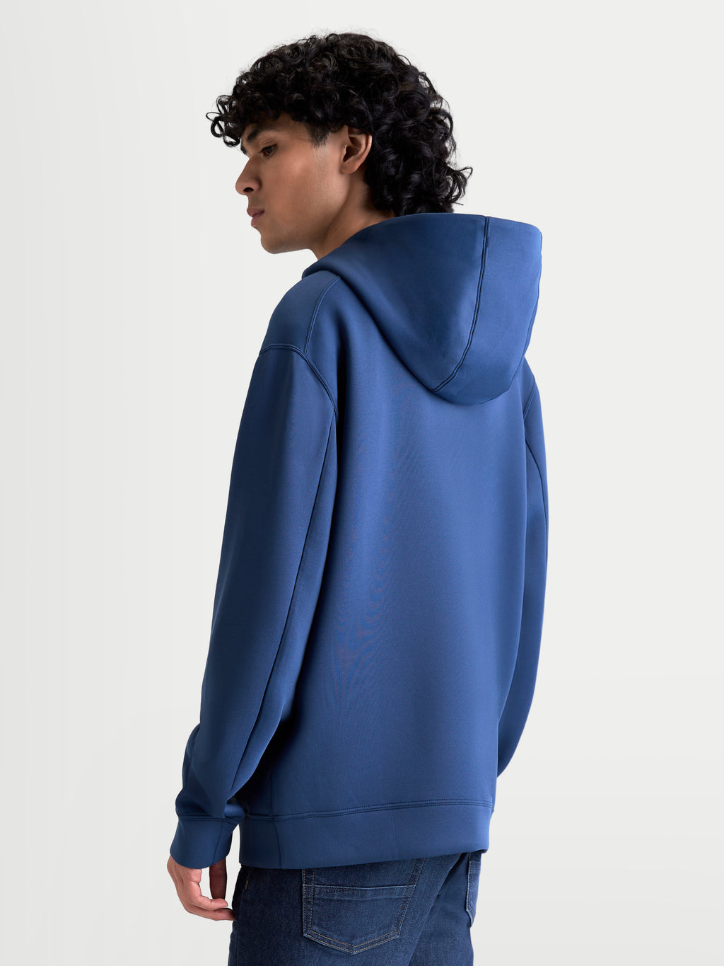 Alpinestars Datrix Hættetrøje, motorsport-inspireret sportswear pullover-hættetrøje til hverdagsbrug, blå, dobbeltsidet fleece-konstruktion med mesh-foret hætte, vist bagfra og fra siden på en model.
