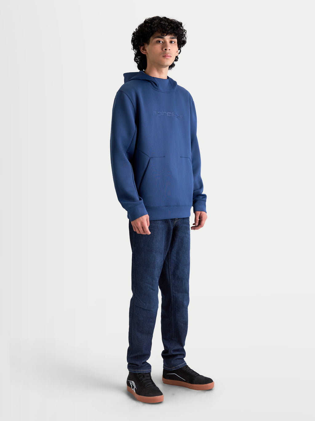 Alpinestars Datrix Hættetrøje, stålblå pullover til herre, med tonal HD-logo branding, tri-blend dobbeltsidet fleece, mesh-foret hætte og frontlomme med indsnit, afslappet motorsportsstil.