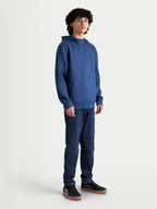 Alpinestars Datrix Hættetrøje, stålblå pullover til herre, med tonal HD-logo branding, tri-blend dobbeltsidet fleece, mesh-foret hætte og frontlomme med indsnit, afslappet motorsportsstil.