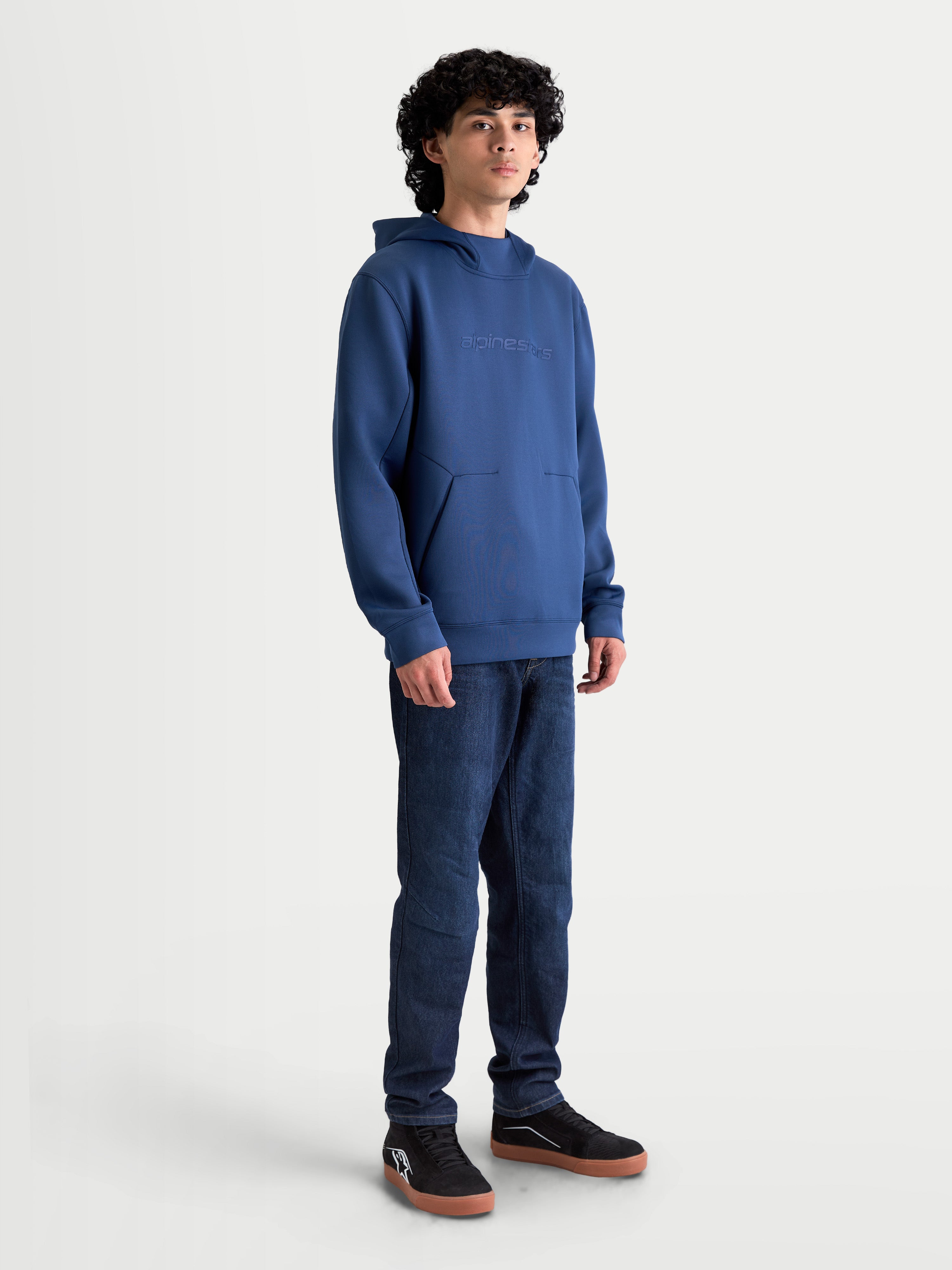 Alpinestars Datrix Hættetrøje, stålblå pullover til herre, med tonal HD-logo branding, tri-blend dobbeltsidet fleece, mesh-foret hætte og frontlomme med indsnit, afslappet motorsportsstil.