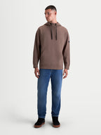 Alpinestars Camino Textured Oversized hættetrøje, sportstøjspullover til herrer, brun, tekstureret strikket twill-fleece med høj krave og kængurulomme, afslappet pasform vist på model.