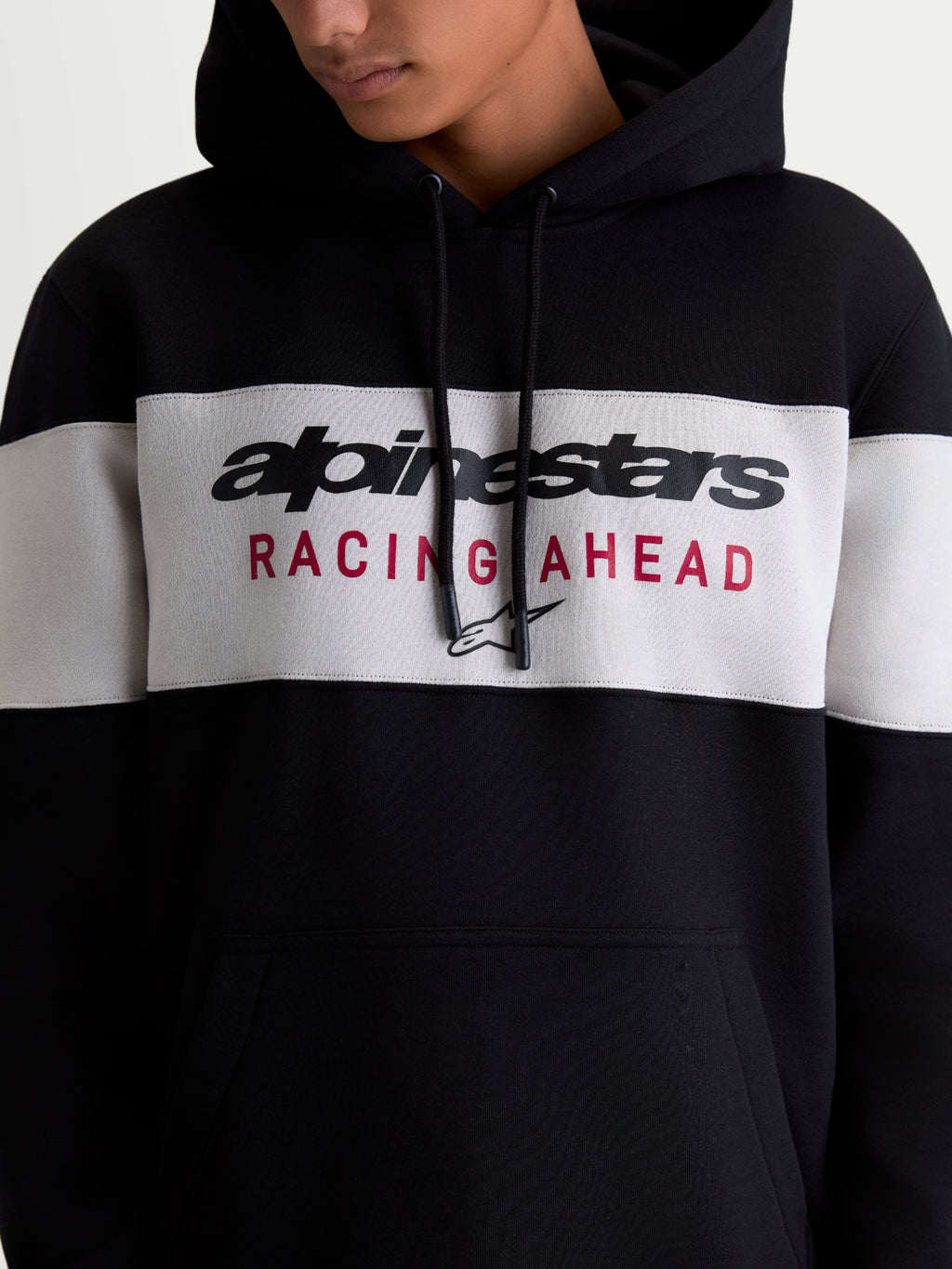 Alpinestars Cubic Hættetrøje, sportswear pullover fleece til herrer og damer, sort og grå, farveblokeret design med Alpinestars ordlogo og Racing Ahead-grafik på brystet, bomuld og genanvendt polyester.