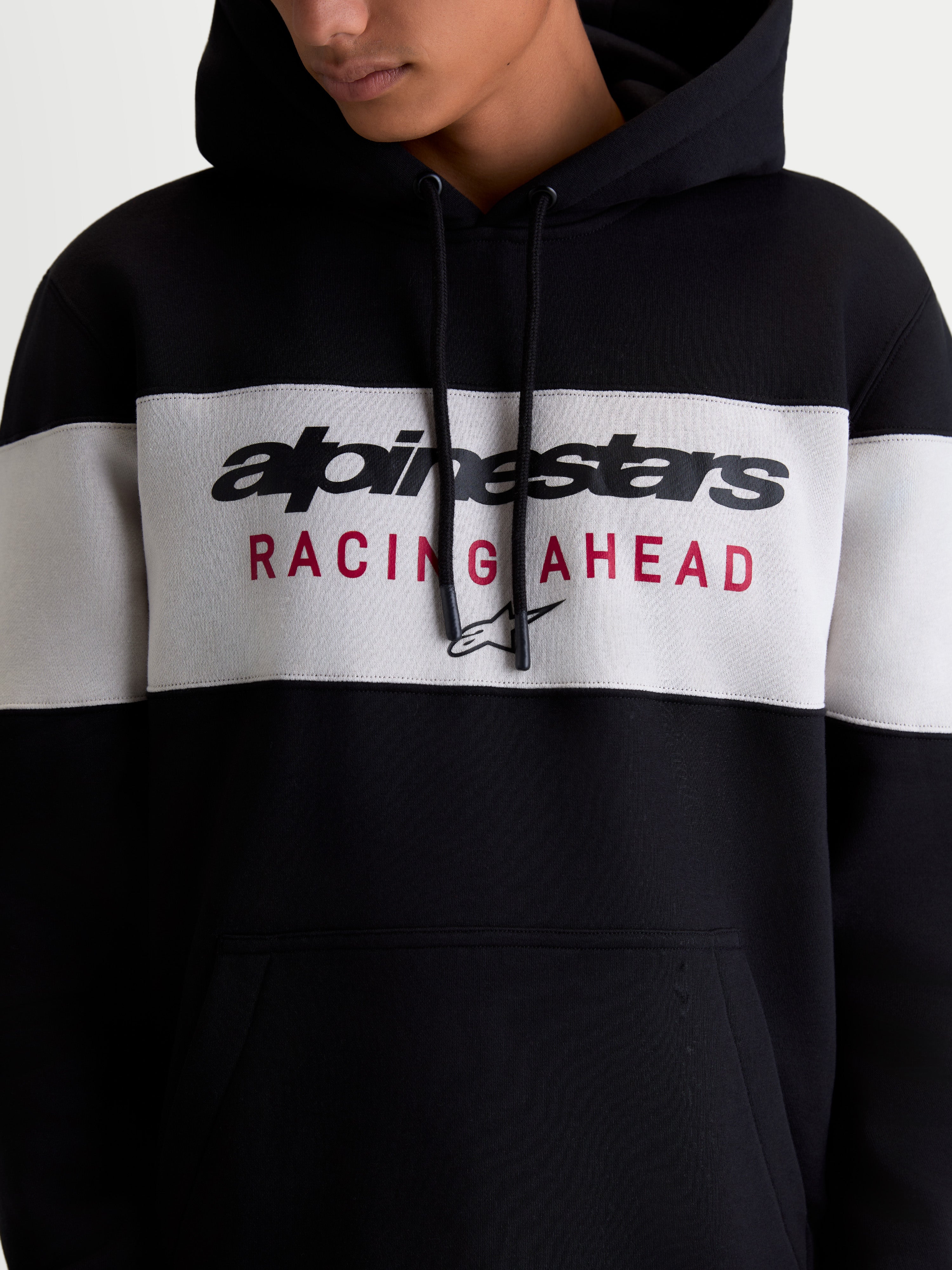Alpinestars Cubic Hættetrøje, sportswear pullover fleece til herrer og damer, sort og grå, farveblokeret design med Alpinestars ordlogo og Racing Ahead-grafik på brystet, bomuld og genanvendt polyester.
