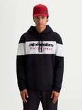Alpinestars Cubic hættetrøje, herre sportswear pullover fleece i sort og hvidt farveblokeret design, Alpinestars Racing Ahead-logo på brystet, kængurulomme og snøre i hætten, afslappet livsstilstøj set på model med rød kasket.
