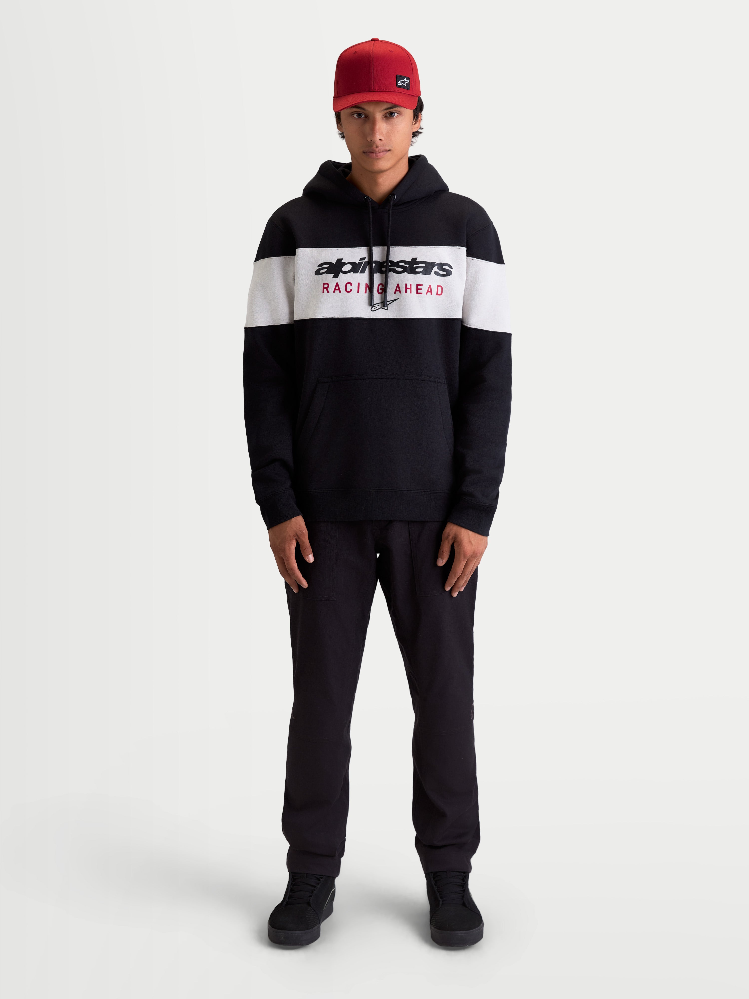 Alpinestars Cubic hættetrøje, herre pullover fleece, sort og hvid, med farveblokeret bryst og Alpinestars Racing Ahead logo, komfortabel bomuldsblanding til afslappet motorsportstil.