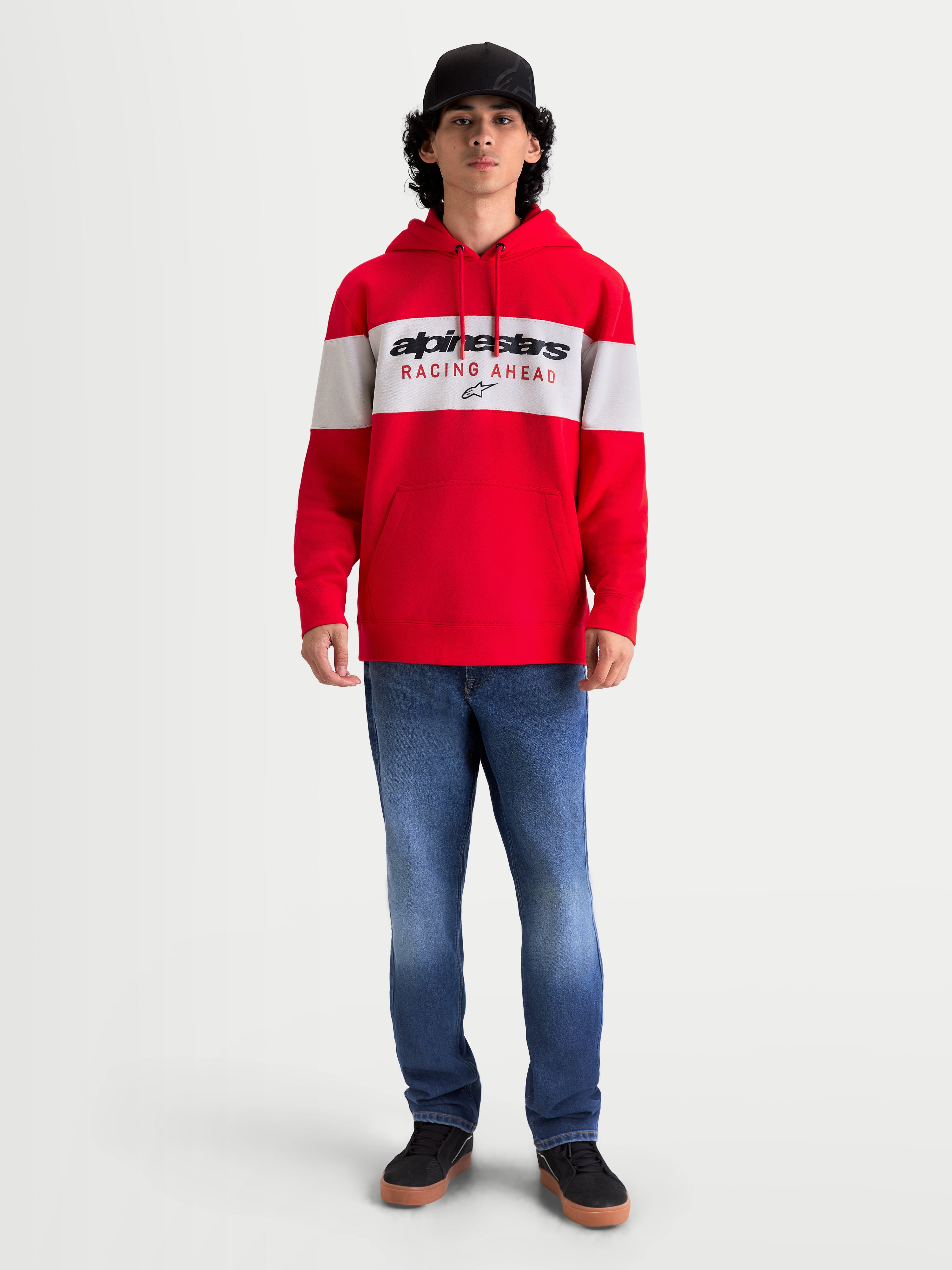 Alpinestars Cubic hættetrøje, motorsport-inspireret sportstøj til herrer, rød og hvid, farveblokeret design med Alpinestars Racing Ahead logo på brystet, on-model visning med afslappet pasform, snørehætte og ribmanchetter.