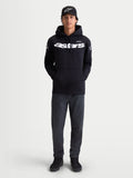 Alpinestars Velocifier hættetrøje, herrehættetrøje i sort fleece, afslappet sportstøj til hverdagsbrug, hvidt Astars-tekstlogo på brystet og logoer på skuldrene, premium bomuldsblanding, vist på model med matchende kasket.