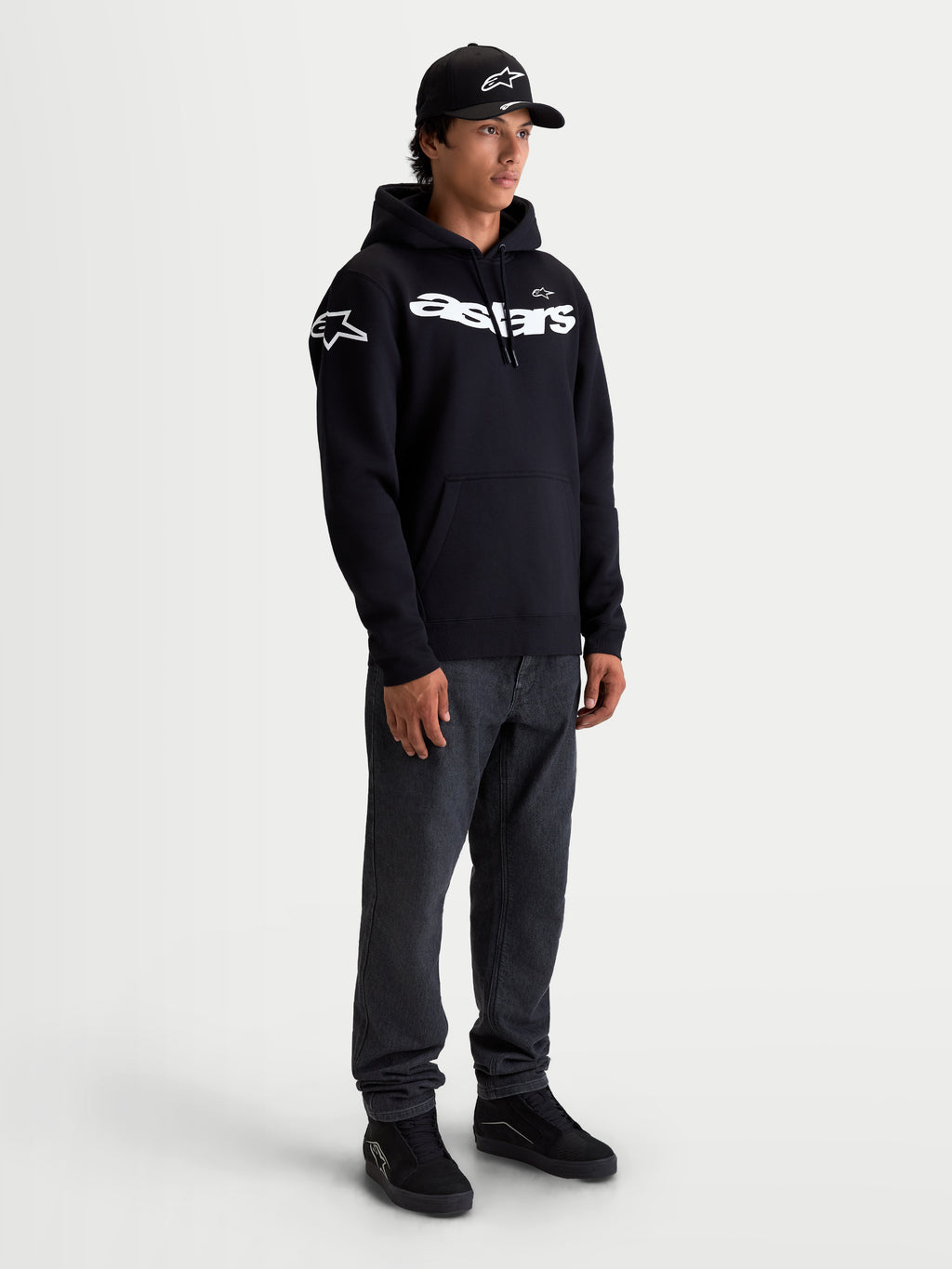 Alpinestars Velocifier Hættetrøje, herre-hættetrøje i fleece til afslappet brug, sort og hvid, med buet Astars-ordmærke på brystet og logoer på skuldrene, kængurulomme og justerbar hætte, premium bomuldsblanding.