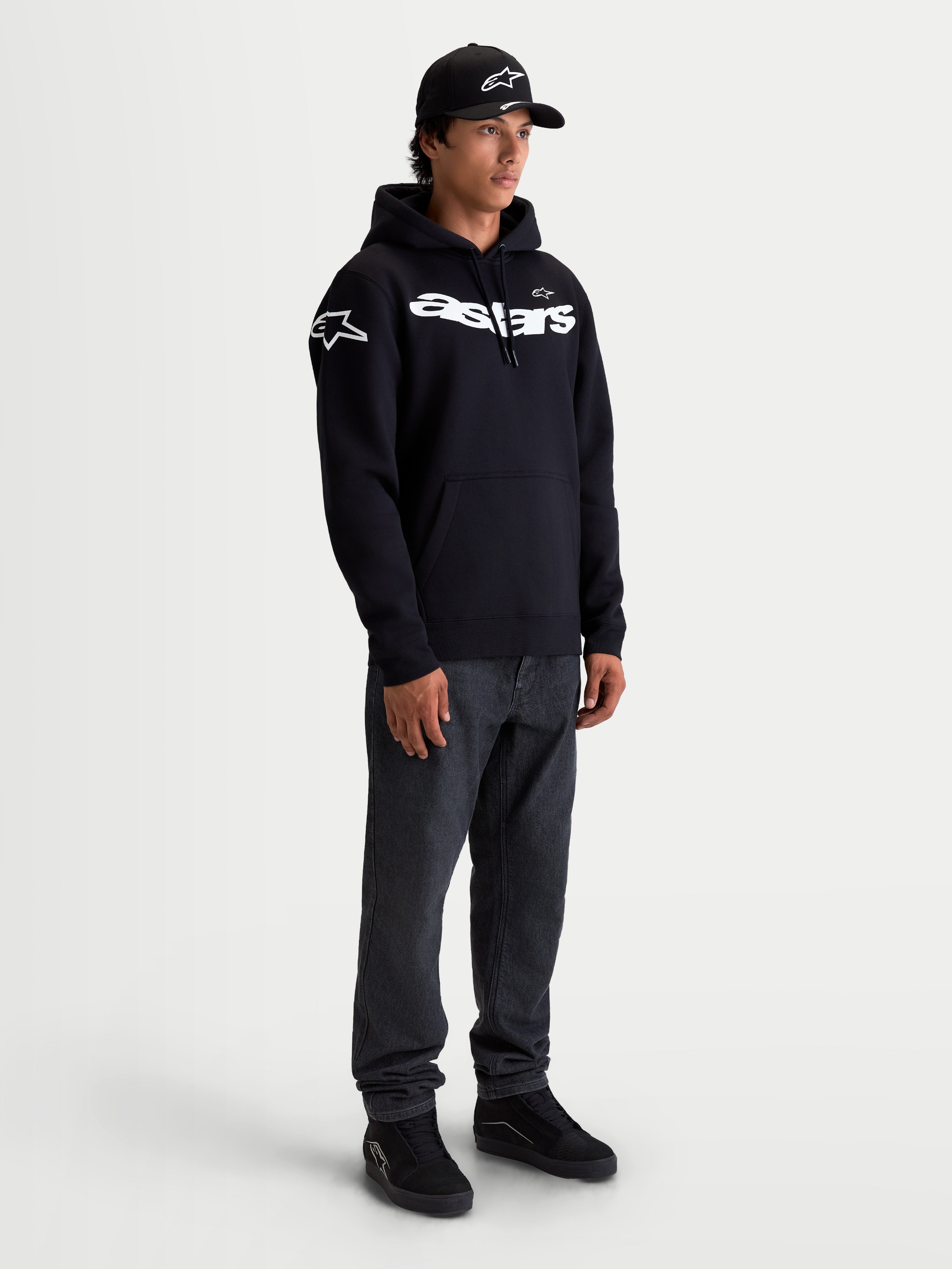 Alpinestars Velocifier Hættetrøje, herre-hættetrøje i fleece til afslappet brug, sort og hvid, med buet Astars-ordmærke på brystet og logoer på skuldrene, kængurulomme og justerbar hætte, premium bomuldsblanding.