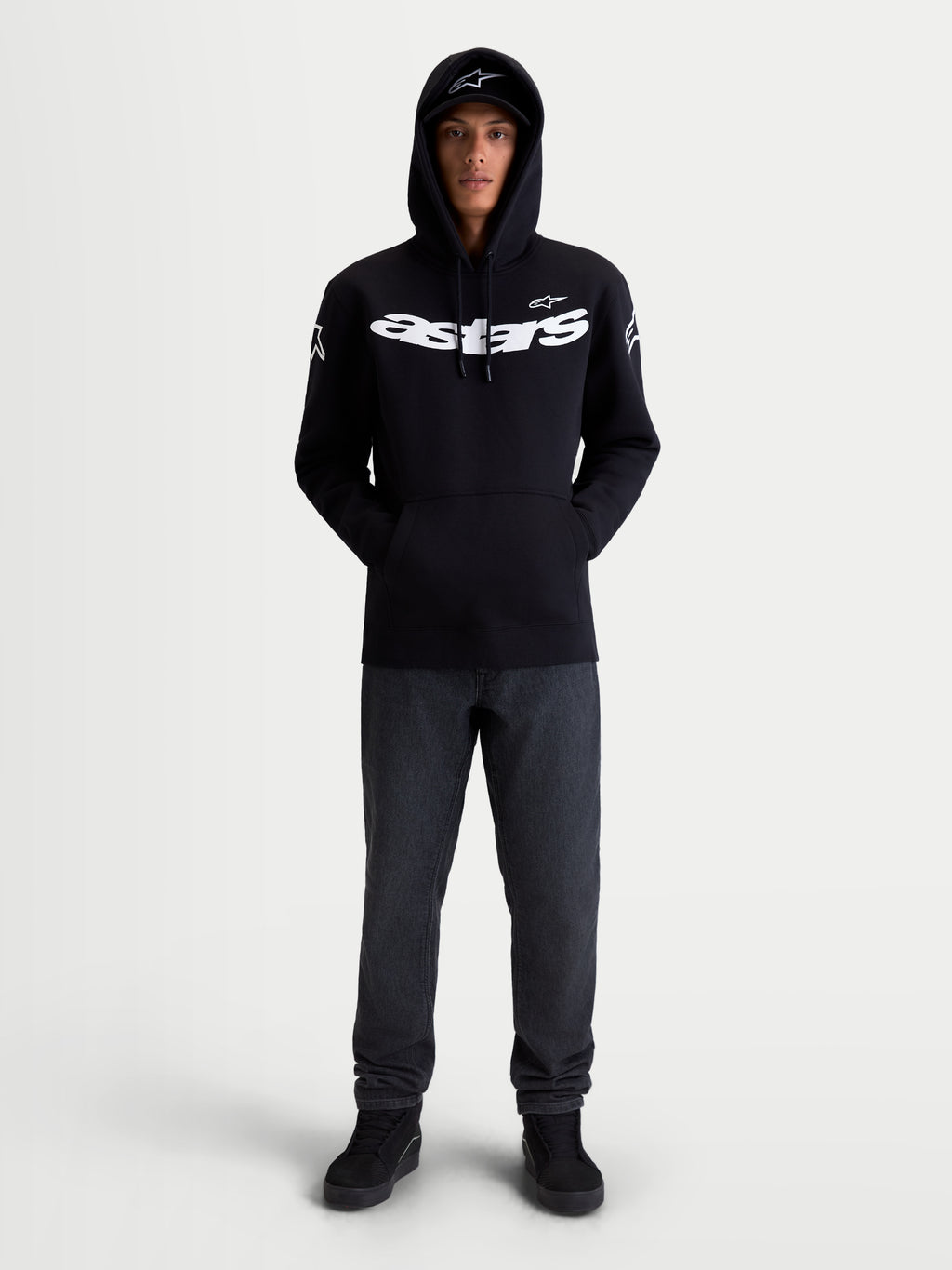 Alpinestars Velocifier hættetrøje, sportshættetrøje i fleece til hverdagsbrug, unisex, sort og hvid, fremstillet af bomuld og genanvendt polyester, med markant Astars-branding på brystet og logoer på skuldrene, vist på model set forfra.