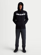 Alpinestars Velocifier hættetrøje, sportshættetrøje i fleece til hverdagsbrug, unisex, sort og hvid, fremstillet af bomuld og genanvendt polyester, med markant Astars-branding på brystet og logoer på skuldrene, vist på model set forfra.