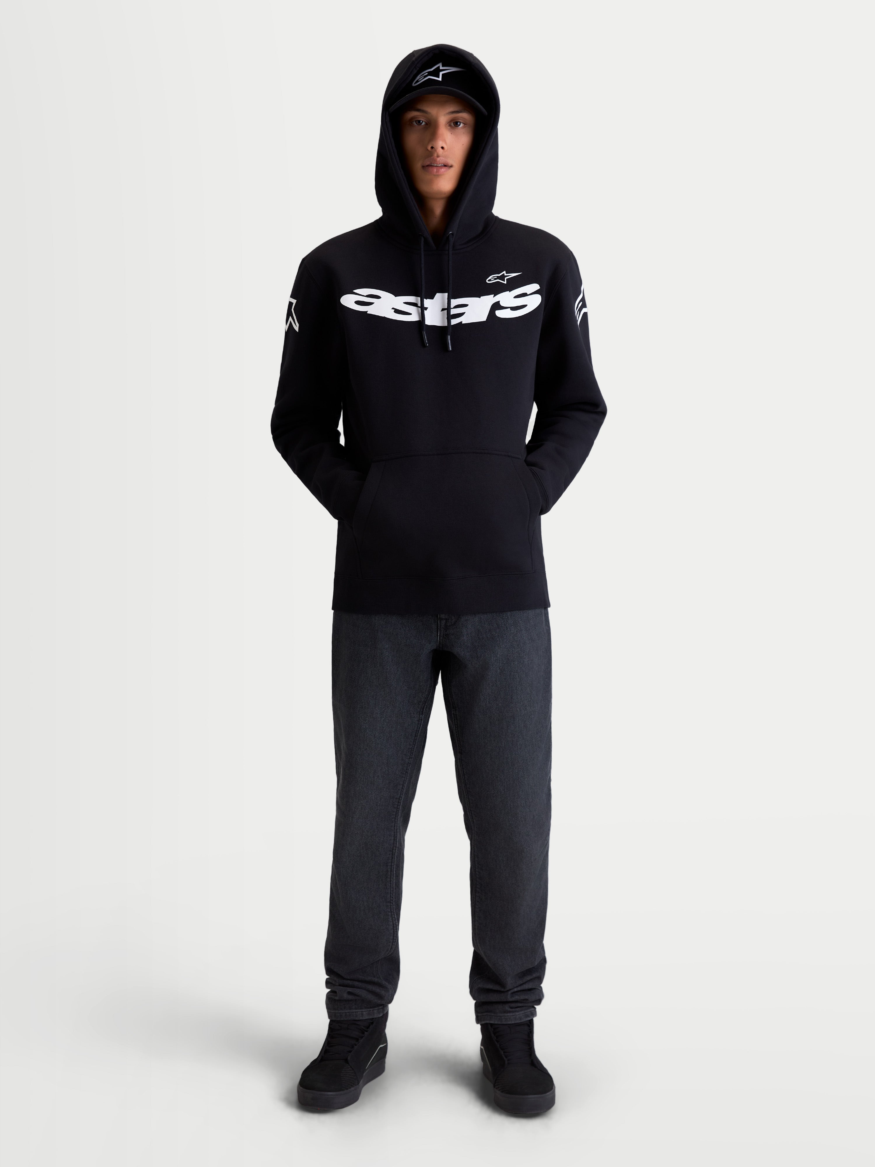 Alpinestars Velocifier hættetrøje, sportshættetrøje i fleece til hverdagsbrug, unisex, sort og hvid, fremstillet af bomuld og genanvendt polyester, med markant Astars-branding på brystet og logoer på skuldrene, vist på model set forfra.