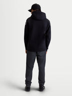 Alpinestars Velocifier hættetrøje, herrehættetrøje i fleece til sportstøj, sort, blanding af bomuld og genanvendt polyester, set bagfra på model med hætte og hvide Alpinestars-logoer på skuldrene.