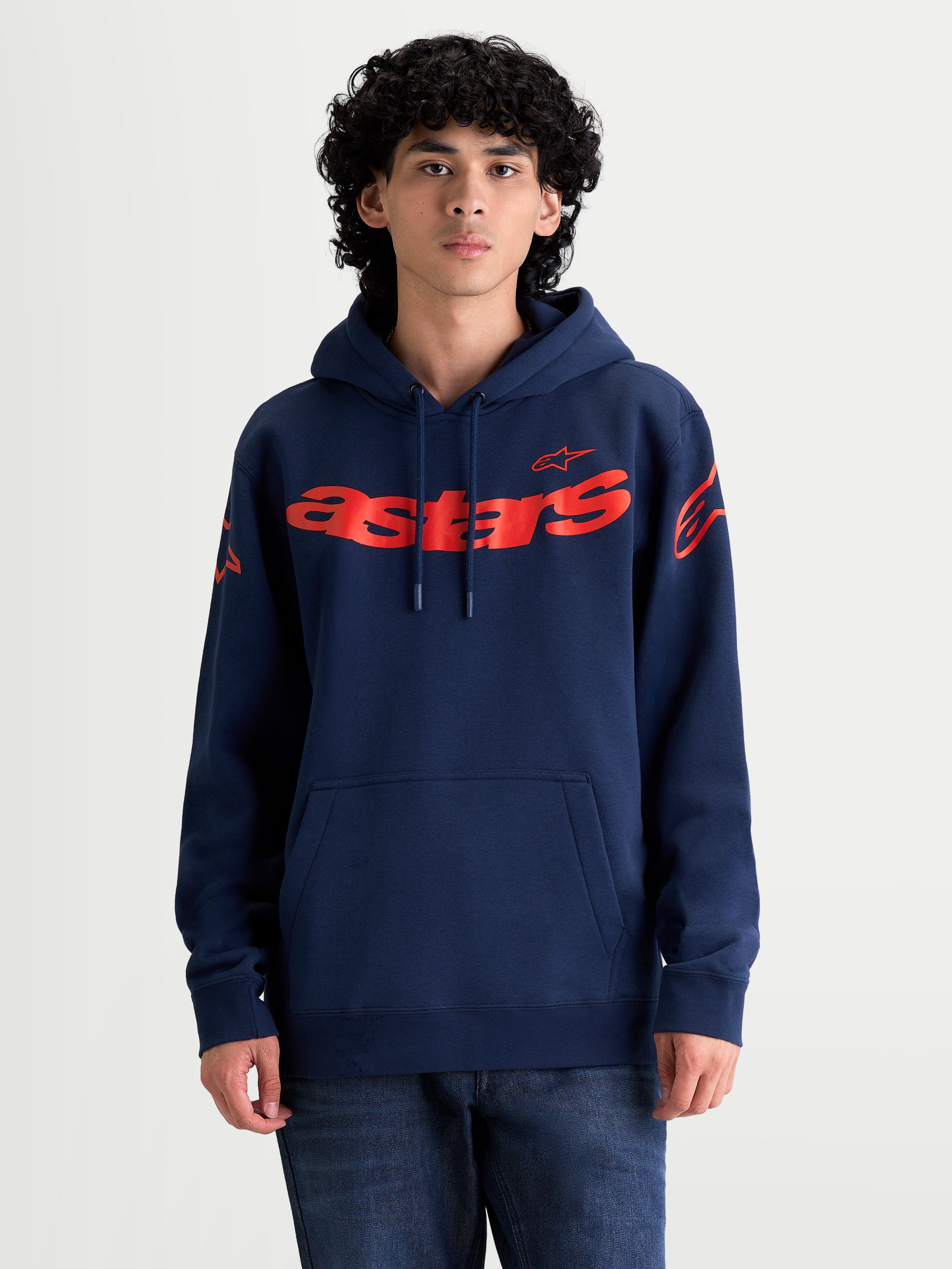 Alpinestars Velocifier Hættetrøje, afslappet motorsport sportstøj, blå og rød, herremodel i blød bomuldsblanding fleece med markant rødt astars-logo på brystet, logoer på skuldrene og kængurulomme.