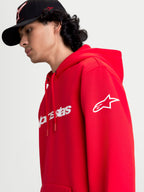 Alpinestars Race Wordmark Hættetrøje, rød og hvid sportswear fleece-hættetrøje, on-model visning med hvidt Alpinestars Ageless-logo på ærmet og Race Linear-branding på fronten, afslappet motorsportsinspireret design.