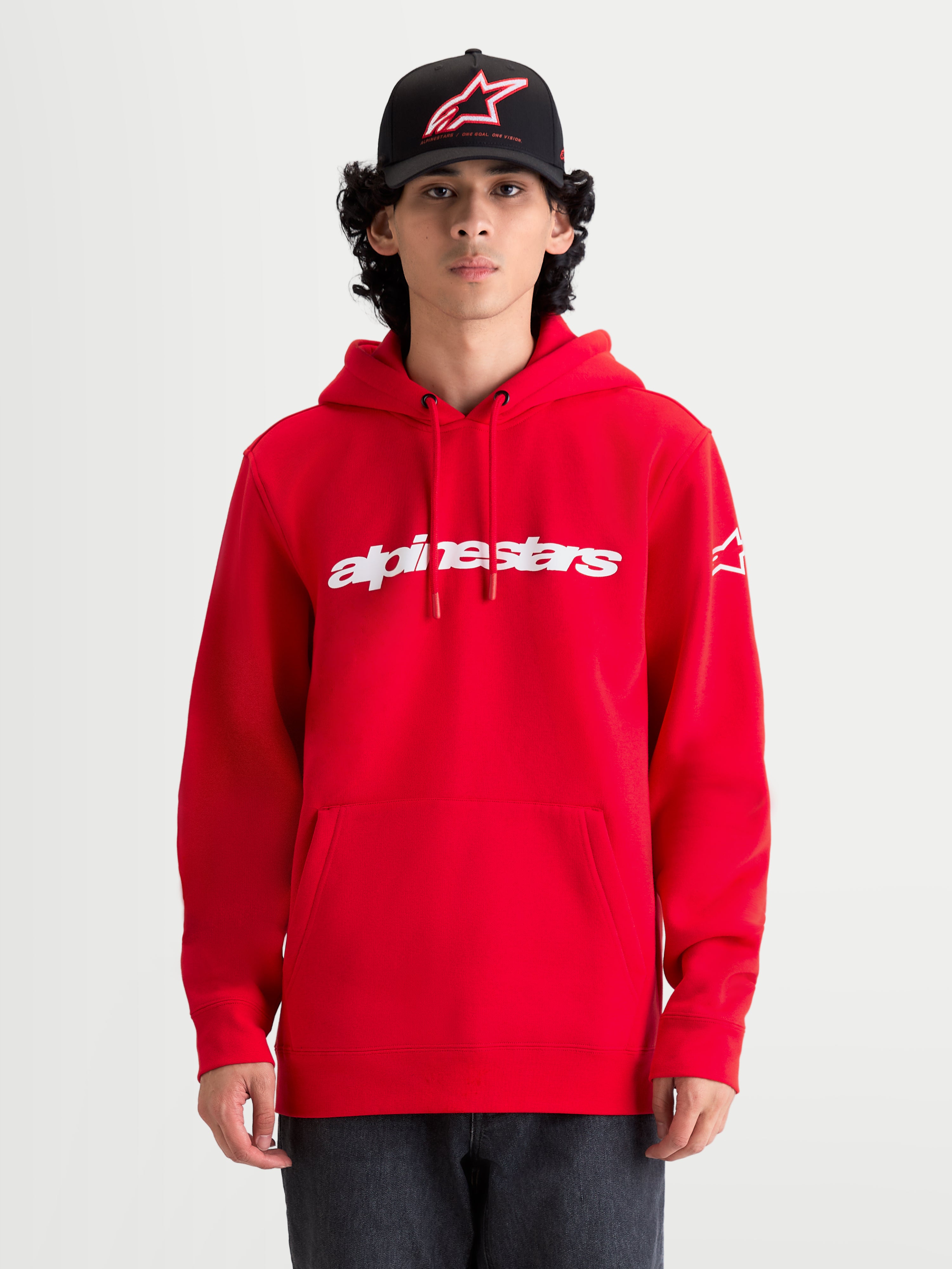 Alpinestars Race Wordmark hættetrøje, rød herrehættetrøje i fleece med hvidt Race Linear-logo på brystet og Ageless-logo på ærmet, motorsportsinspireret sportswear.