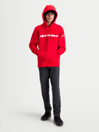 Alpinestars Race Wordmark Hættetrøje, herre-sportstøj i fleece, rød og hvid, motorsportsinspireret fritidstøj. Modellen bærer en rød hættetrøje med hvidt Alpinestars wordmark på brystet, Ageless logo på ærmet og hætte med snoretræk.