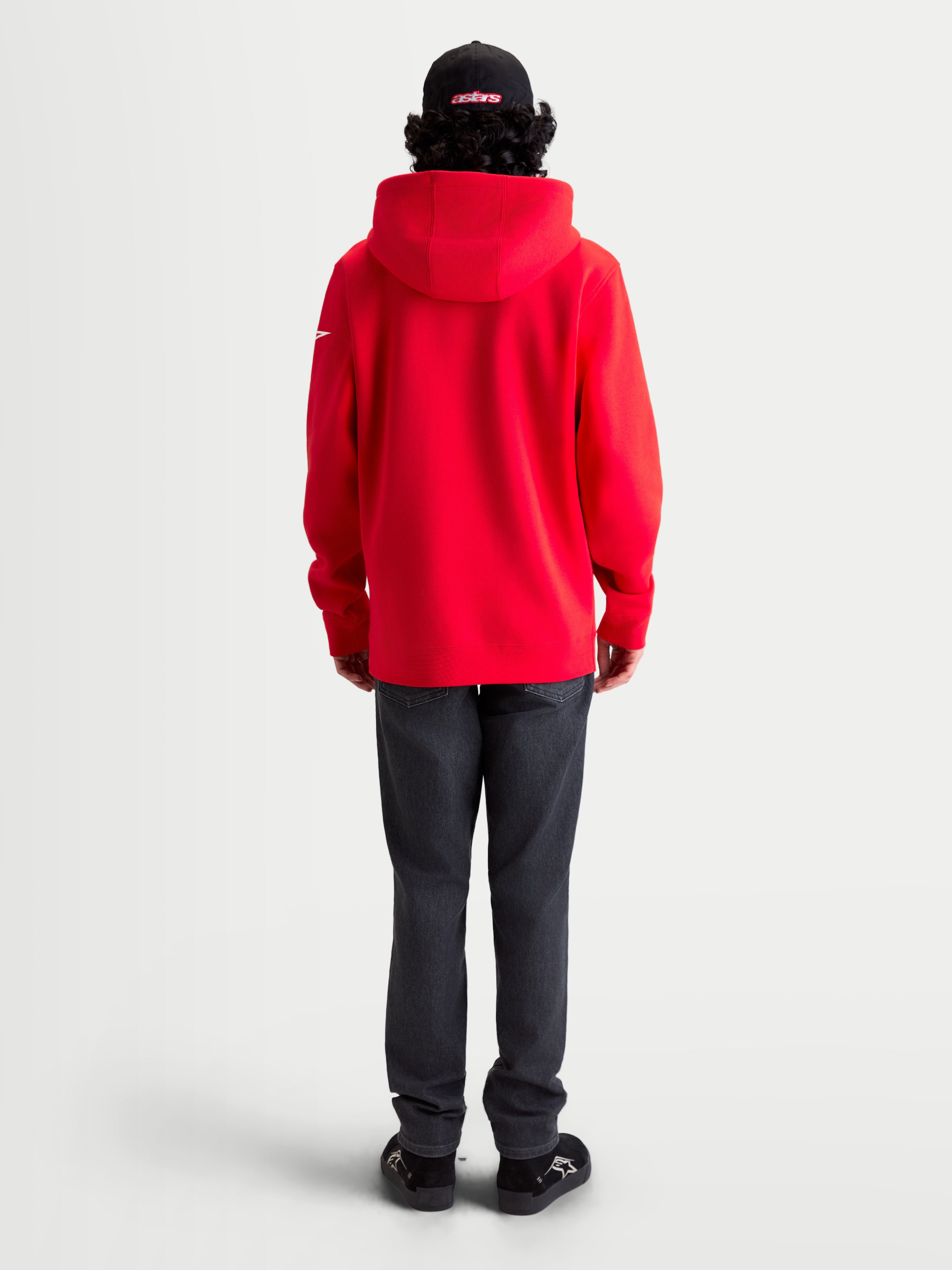 Alpinestars Race Wordmark hættetrøje, rød fleece-pullover med hvide detaljer, set bagfra på model med foret hætte og Ageless-logo på ærmet, afslappet motorsportstøj