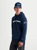 Alpinestars Race Wordmark hættetrøje, herre-sportswear pullover i fleece, blå og hvid, med hvidt Alpinestars wordmark-logo på brystet og Ageless-logo på ærmet, 80 % bomuld og 20 % genanvendt polyester, afslappet livsstilsbeklædning vist på en model.