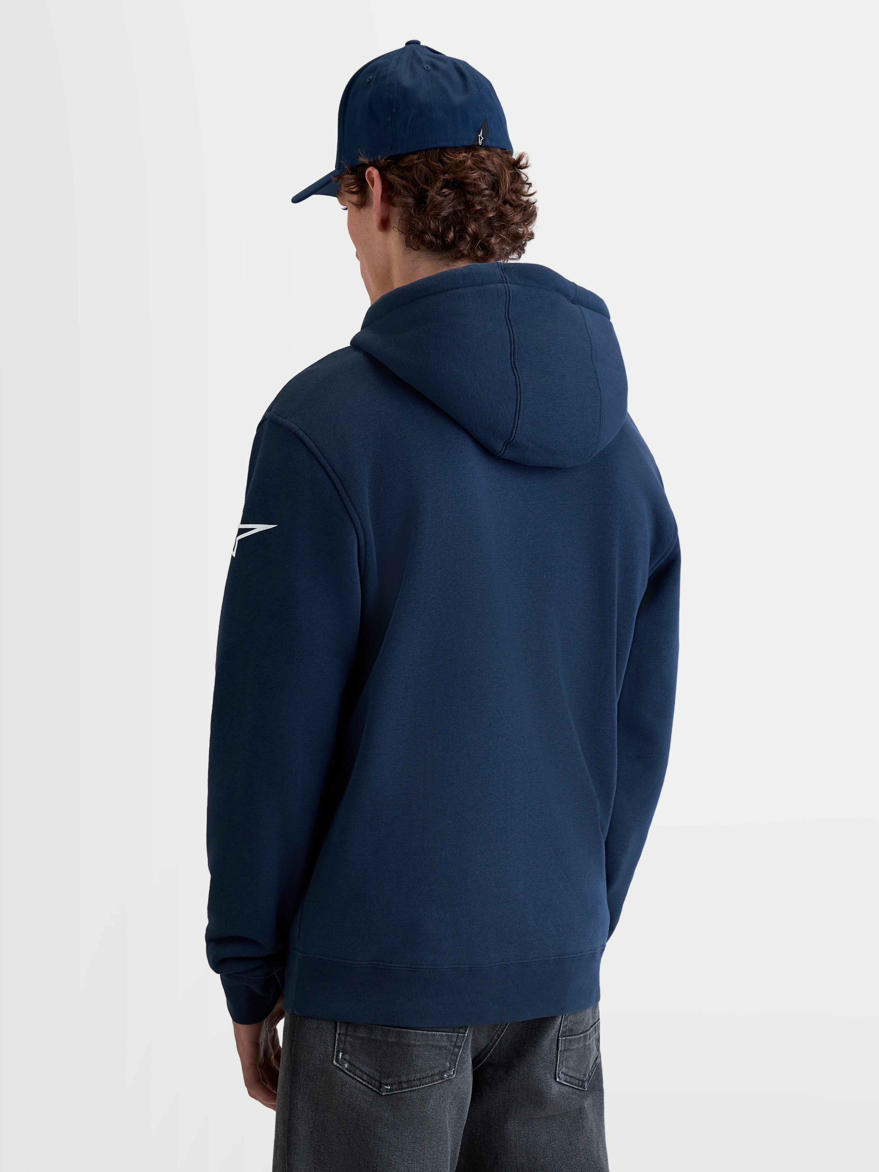 Alpinestars Race Wordmark hættetrøje, herre-sportstøjspullover i fleece, mørkeblå og hvid, set bagfra på model med hvidt Ageless-logo på ærmet og hætte med for i samme materiale.