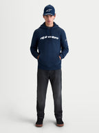 Alpinestars Race Wordmark hættetrøje, sportswear fleece pullover i mørkeblå og hvid, med markant tekstgrafik på brystet og Ageless-logo på ærmet, livsstilsbillede med model for et afslappet motorsportsinspireret look.