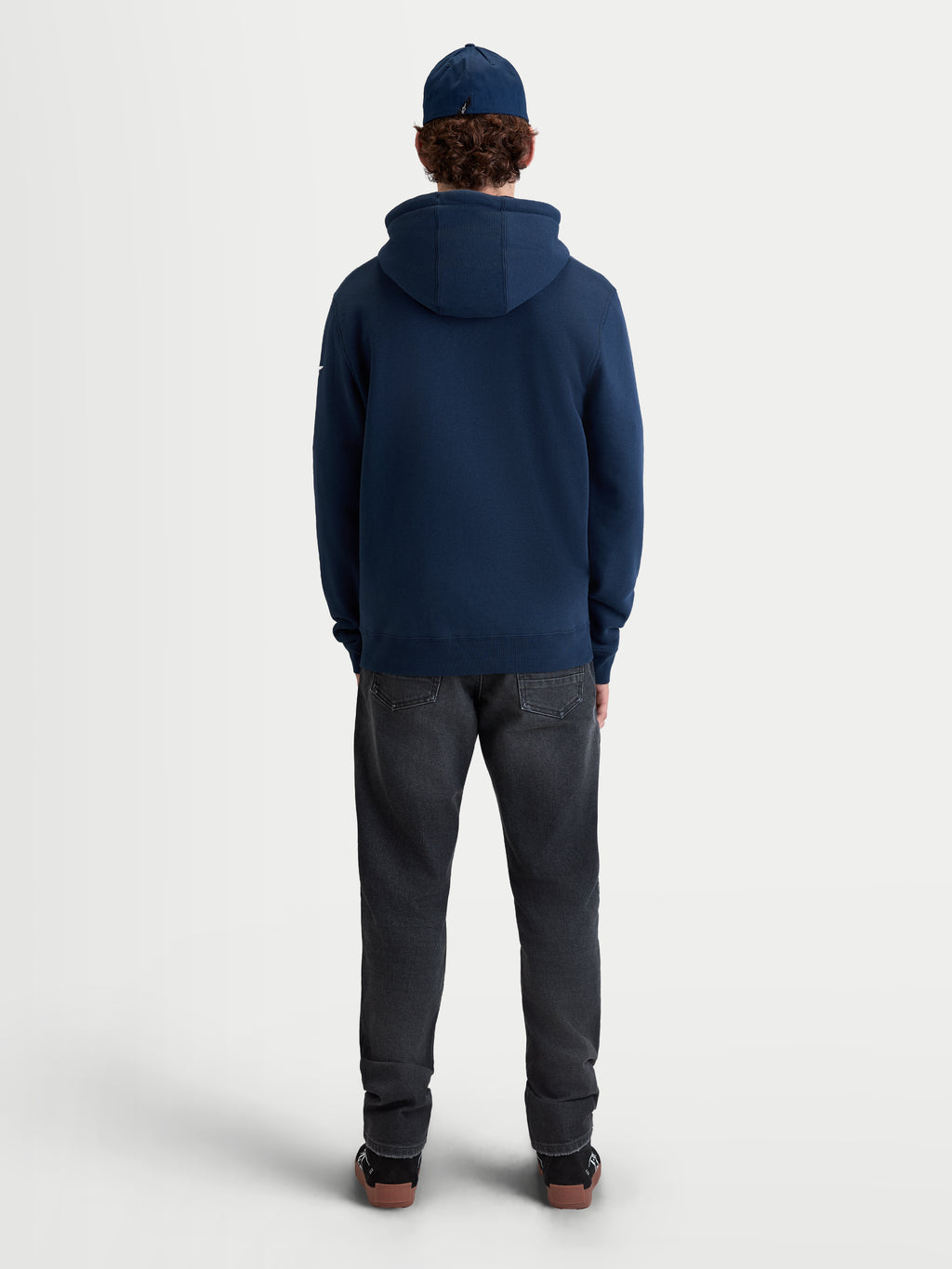 Alpinestars Race Wordmark Hættetrøje, blå hættetrøje i fleece set bagfra på model, afslappet motorsport sportstøj i bomuld og genanvendt polyester med foret hætte og ribkant.